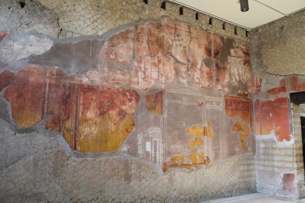 V.8 Herculaneum. March 2014. Room 7, looking north along west wall towards north-west corner.
Foto Annette Haug, ERC Grant 681269 DÉCOR